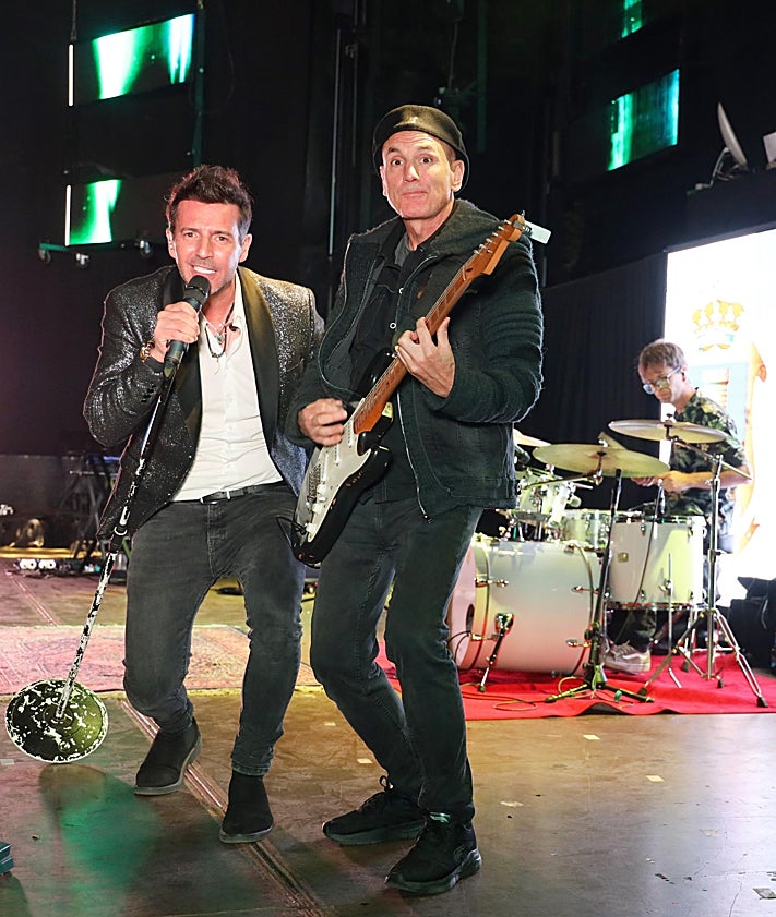 Imagen secundaria 2 - Representantes de una de las peñas que subieron a recoger pañuelos y caja de regalo; el equipo de fútbol sala «Los Lebaniegos», ganador del torneo, e integrantes del grupo «Gran Reserva», durante su actuación en La Serna