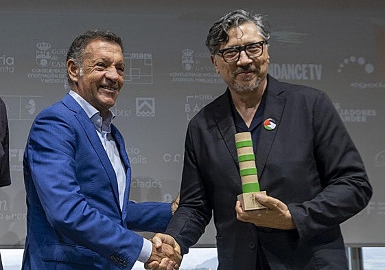 Pedor Ruiz, director general de MARE entregó el premio a Carlos Bardem