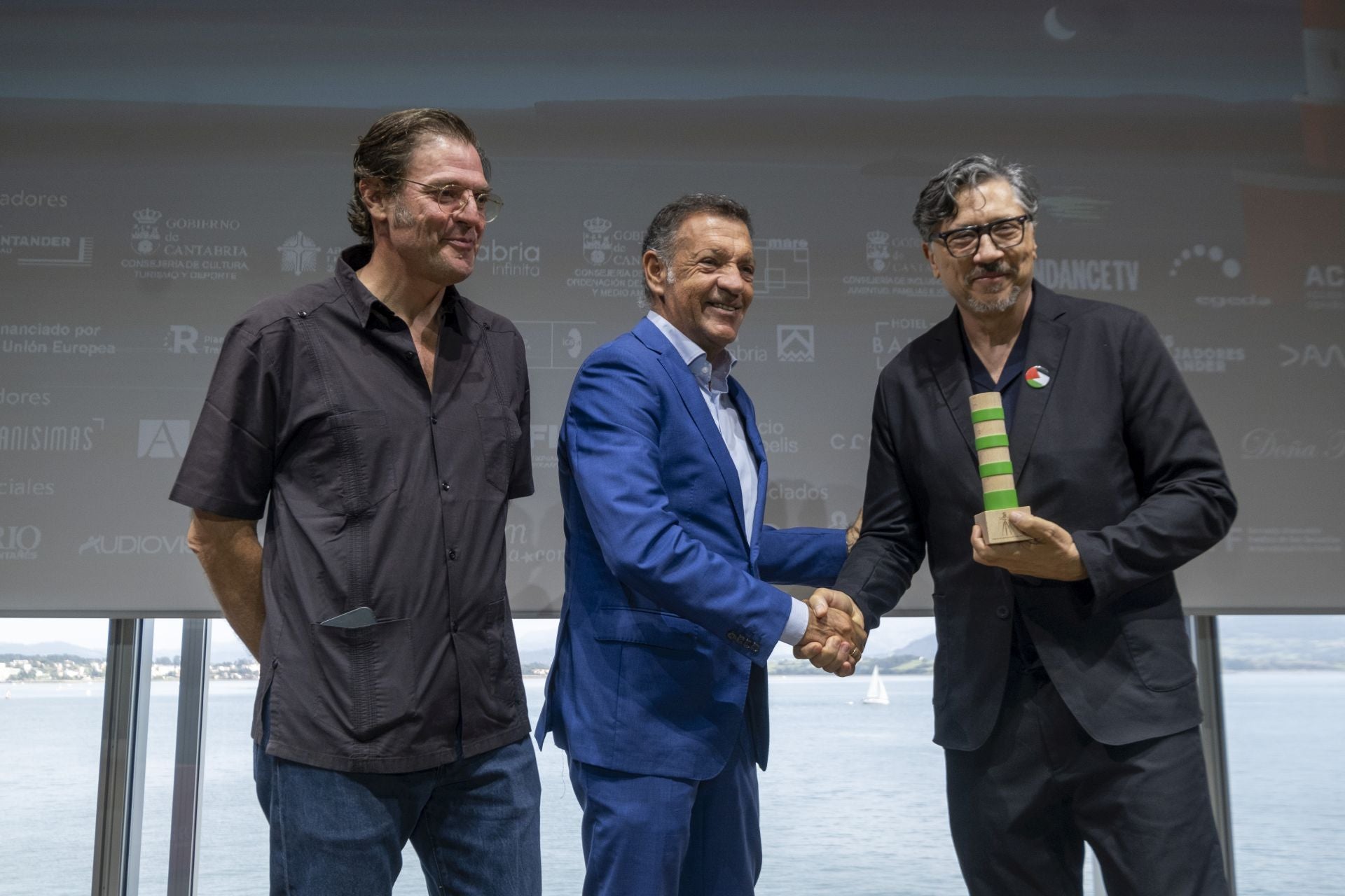 Pedor Ruiz, director general de MARE entregó el premio a Carlos Bardem