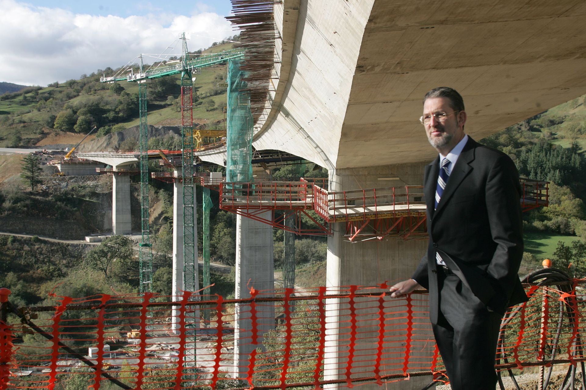 Ibáñez, durante la construcción de los puentes de la autovía de la Meseta.
