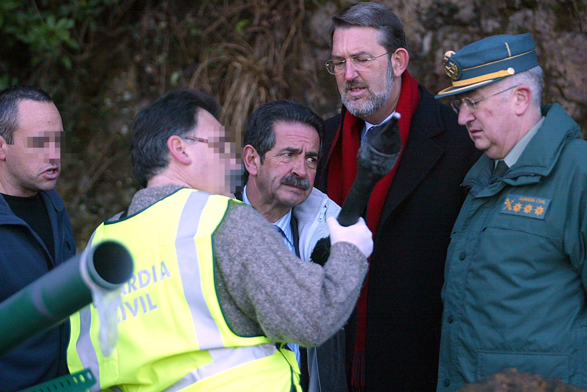 Junto a Revilla, analiza un lanzagranadas de ETA encontrado en Isla Pedrosa.