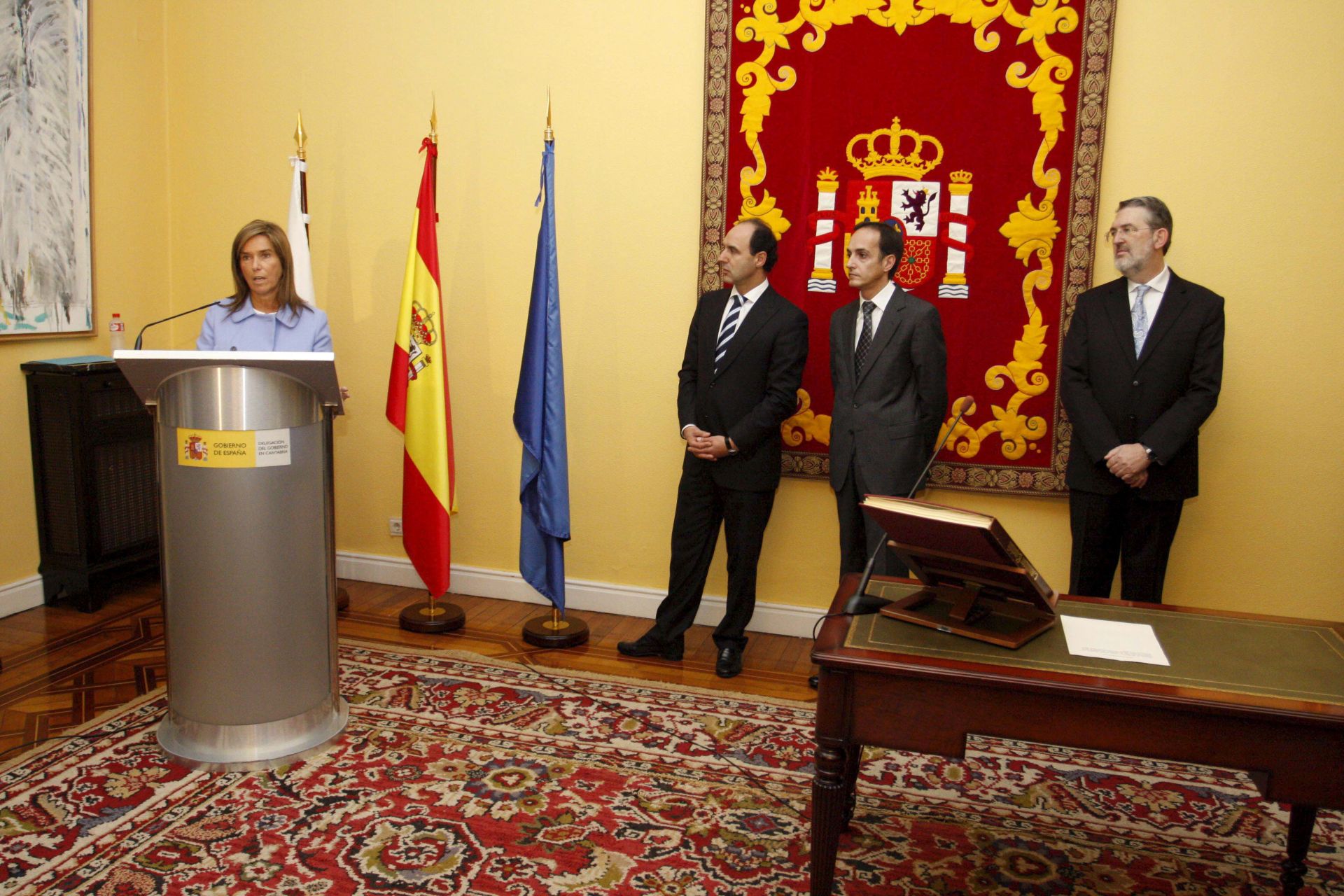 En su despedida como delegado, cuando fue relevado por Samuel Ruiz tras la victoria del PP. En la imagen, junto a la exministra Ana Mato y el expresidente Ignacio Diego.