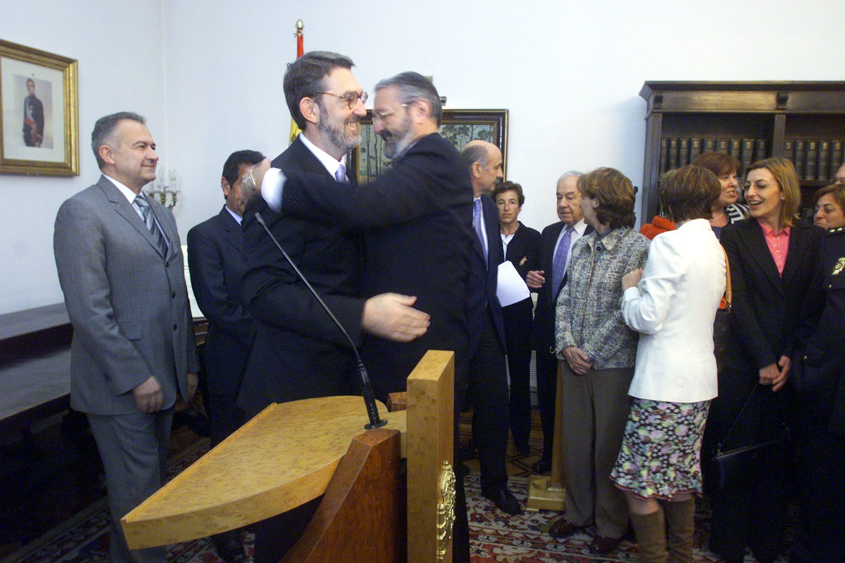 Saludo entre Agustín Ibáñez y Jaime Blanco, histórico líder del PSOE.