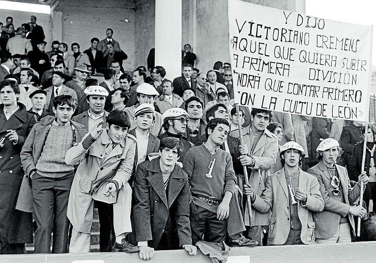 La afición leonesa, en el fondo sur de los viejos Campos de Sport.