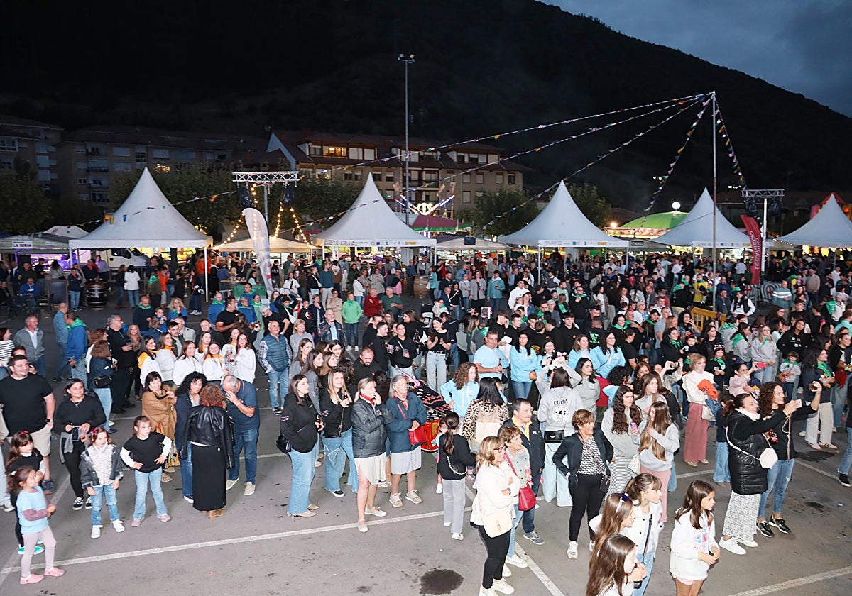La presentación de las peñas de las Fiestas de la Cruz fue seguida por mucho público