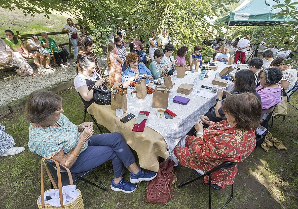 Una de las mesas que se preparó con mujeres tejiendo sus prendas.