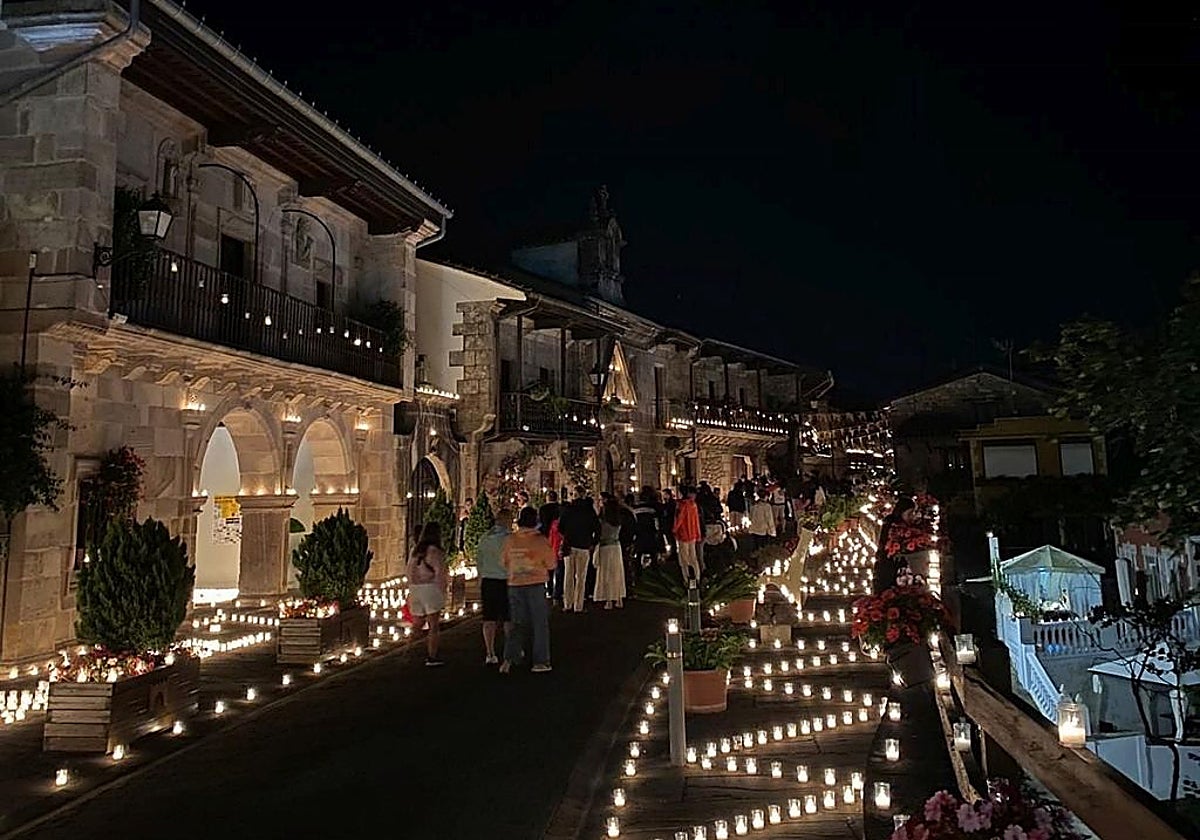 Riocorvo se vestirá este sábado con miles de velas embelleciendo su calle principal.