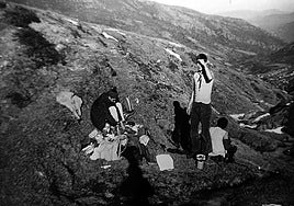 A la izquierda, sentado, Pedro González y, de pie, Saturnino Fresno.