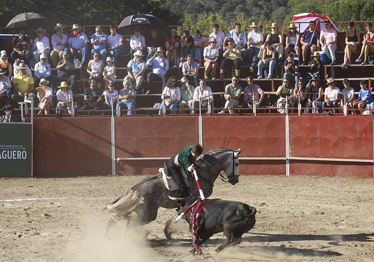 Guillermo Hermoso de Mendoza coloca una banderilla al primero de la tarde.