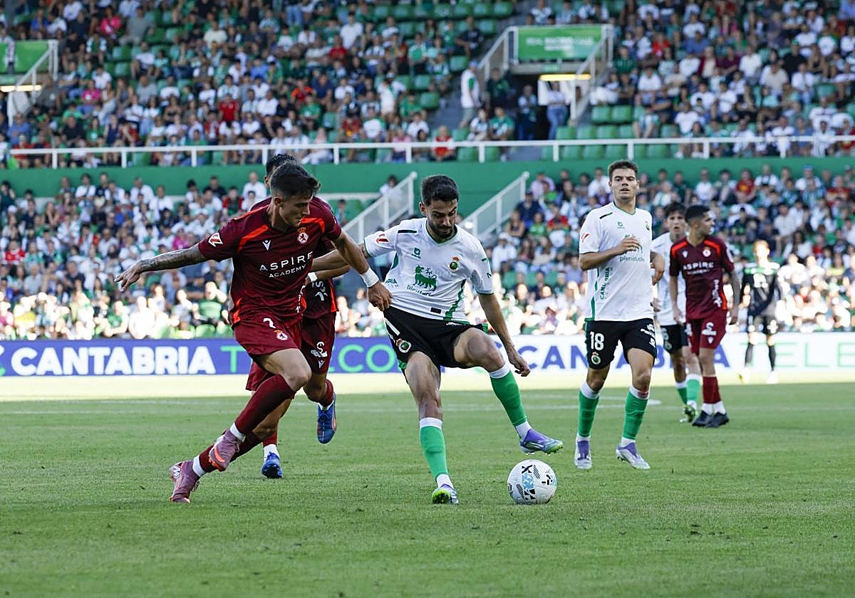 Andrés controla el balón ante la mirada de Peio Canales.
