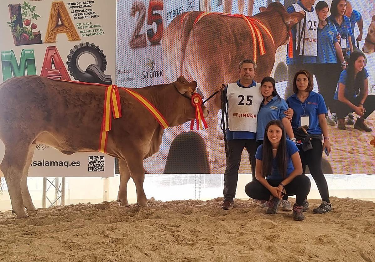 Vela posa en Salamanca con el ganadero Rubén Tabernilla, acompañado de su mujer Vanesa y sus hijas Marina y Andrea.