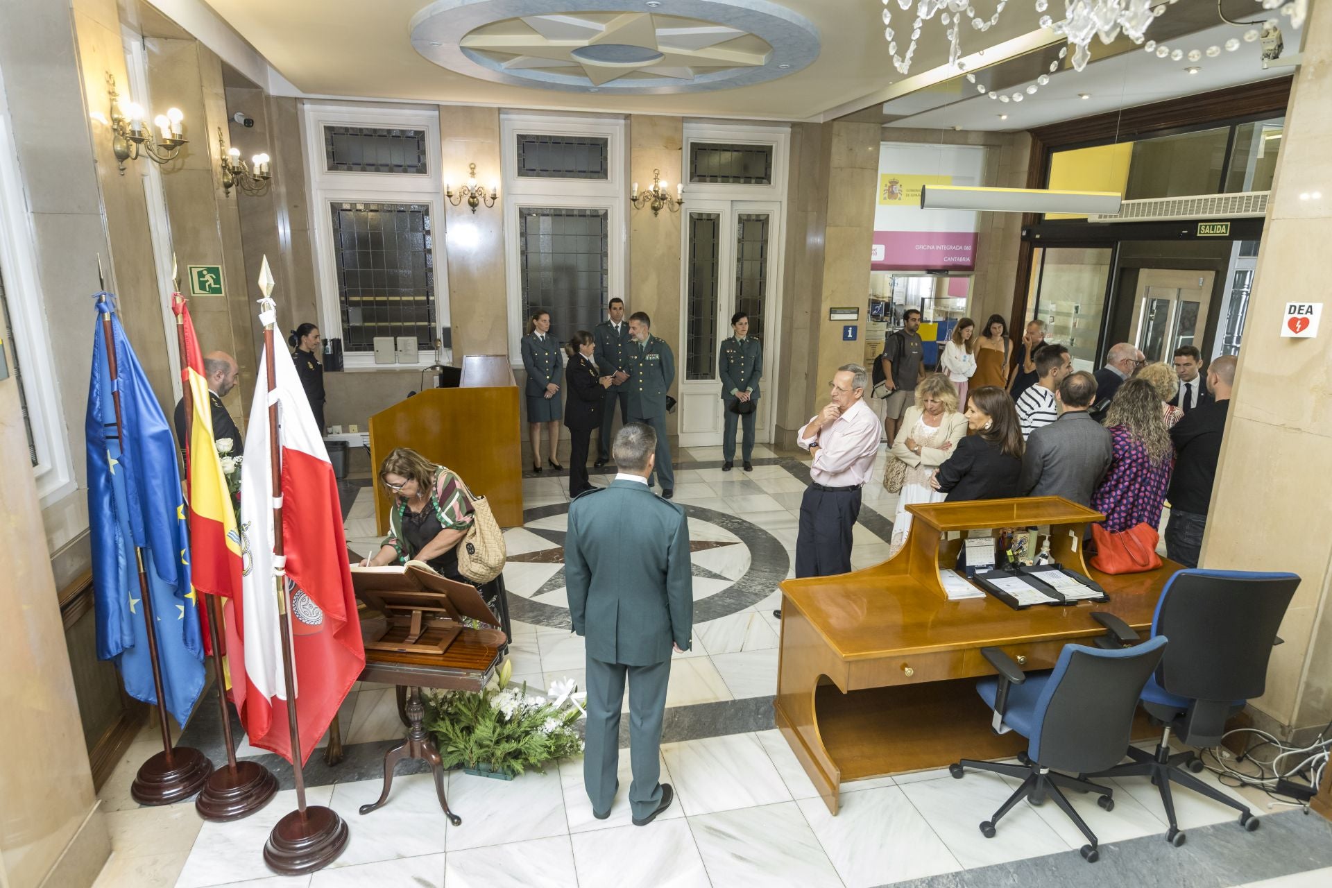 En el hall de la Delegación del Gobierno se instaló el libro de condolencias junto a un retrato.
