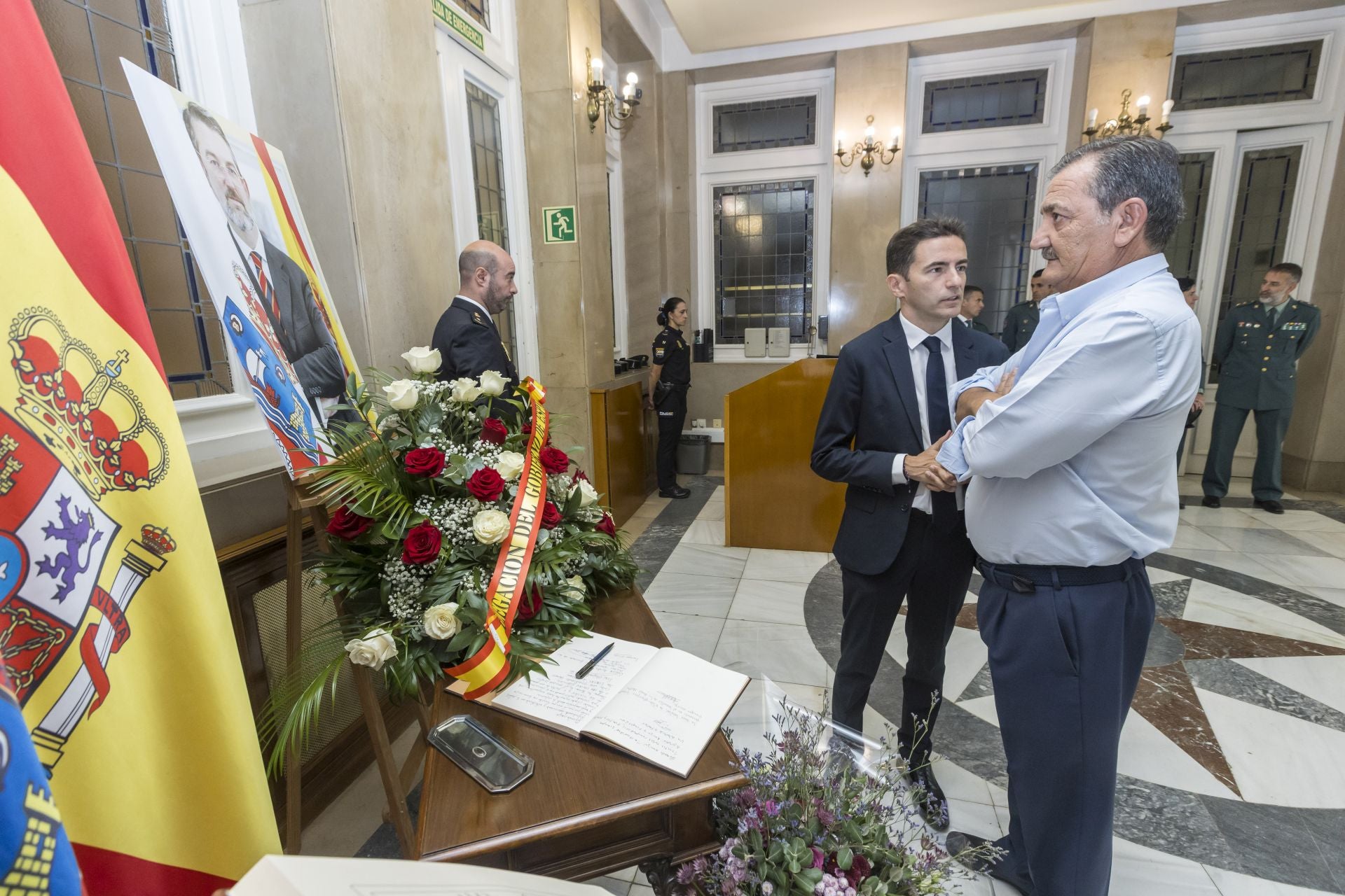 Casares charla con el exalcalde de Santander, Gonzalo Piñeiro.