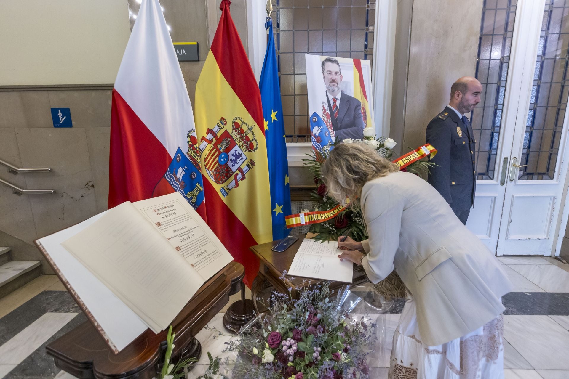 Otra de las asistentes firma en el libro de condolencias.