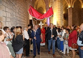 Procesión de la reliquia del Lignum Crucis, presidida por el obispo.