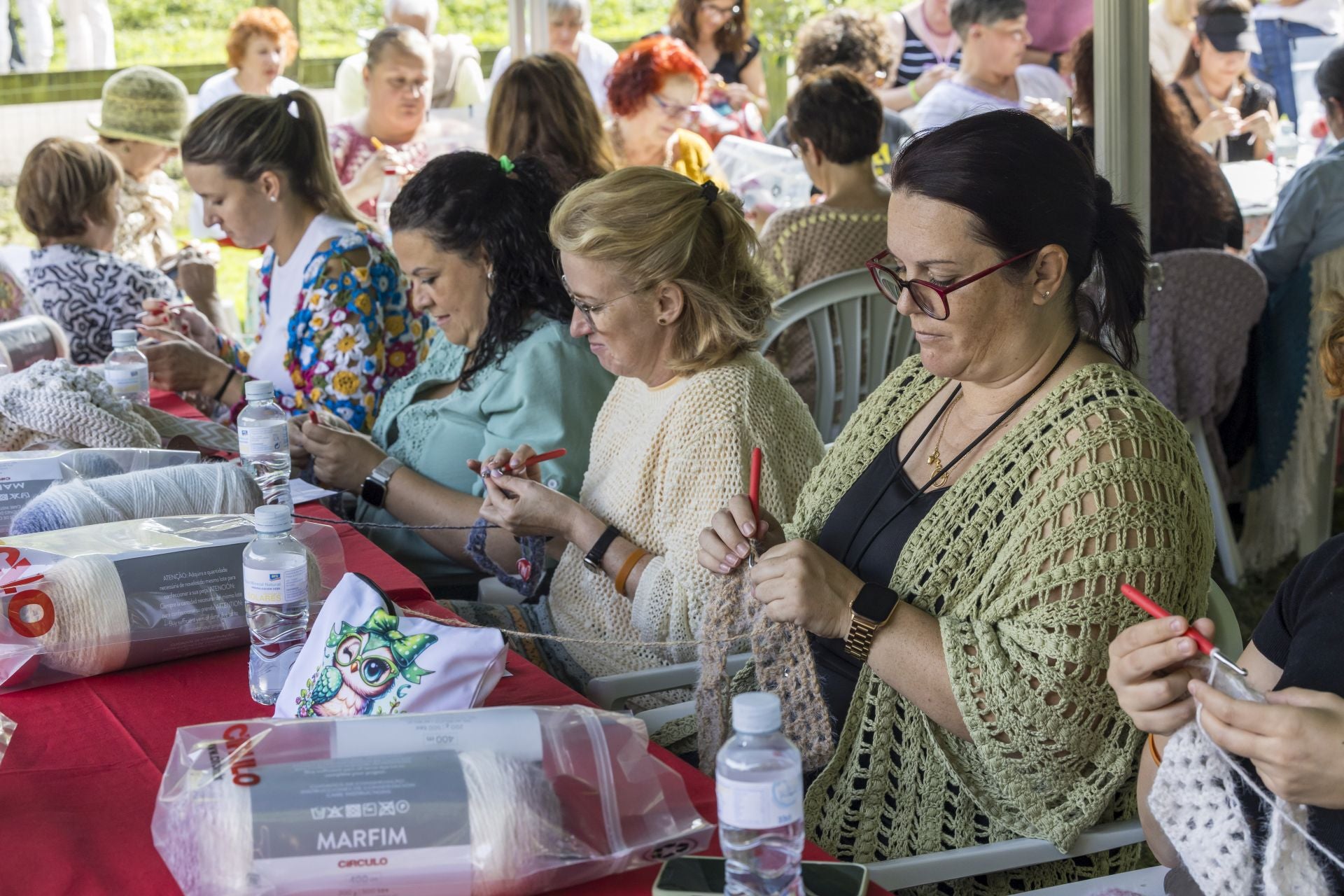 Parte de las competidoras del grupo experto de ganchillo.