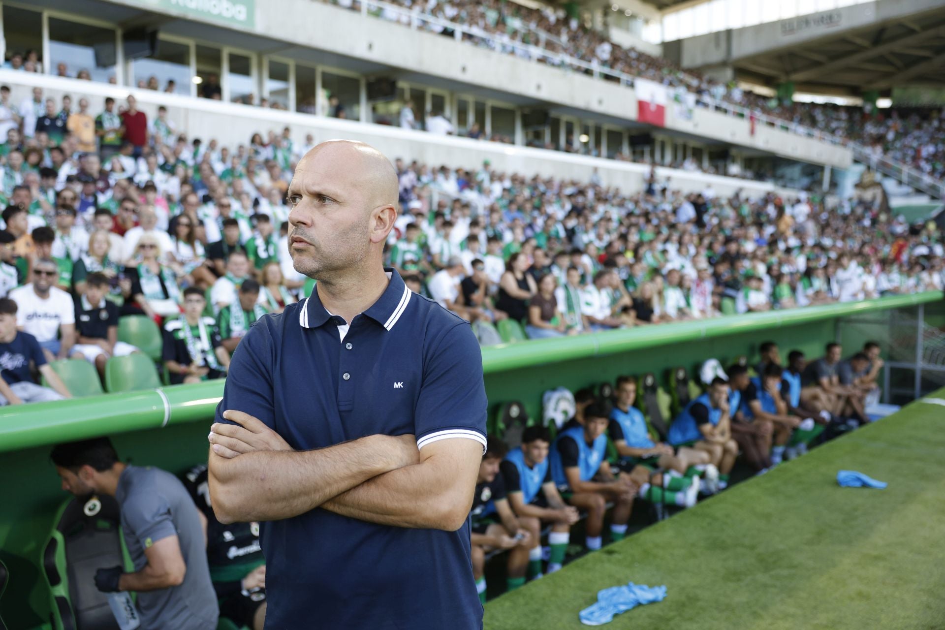 José Alberto, antes del partido, delante de su banquillo. 