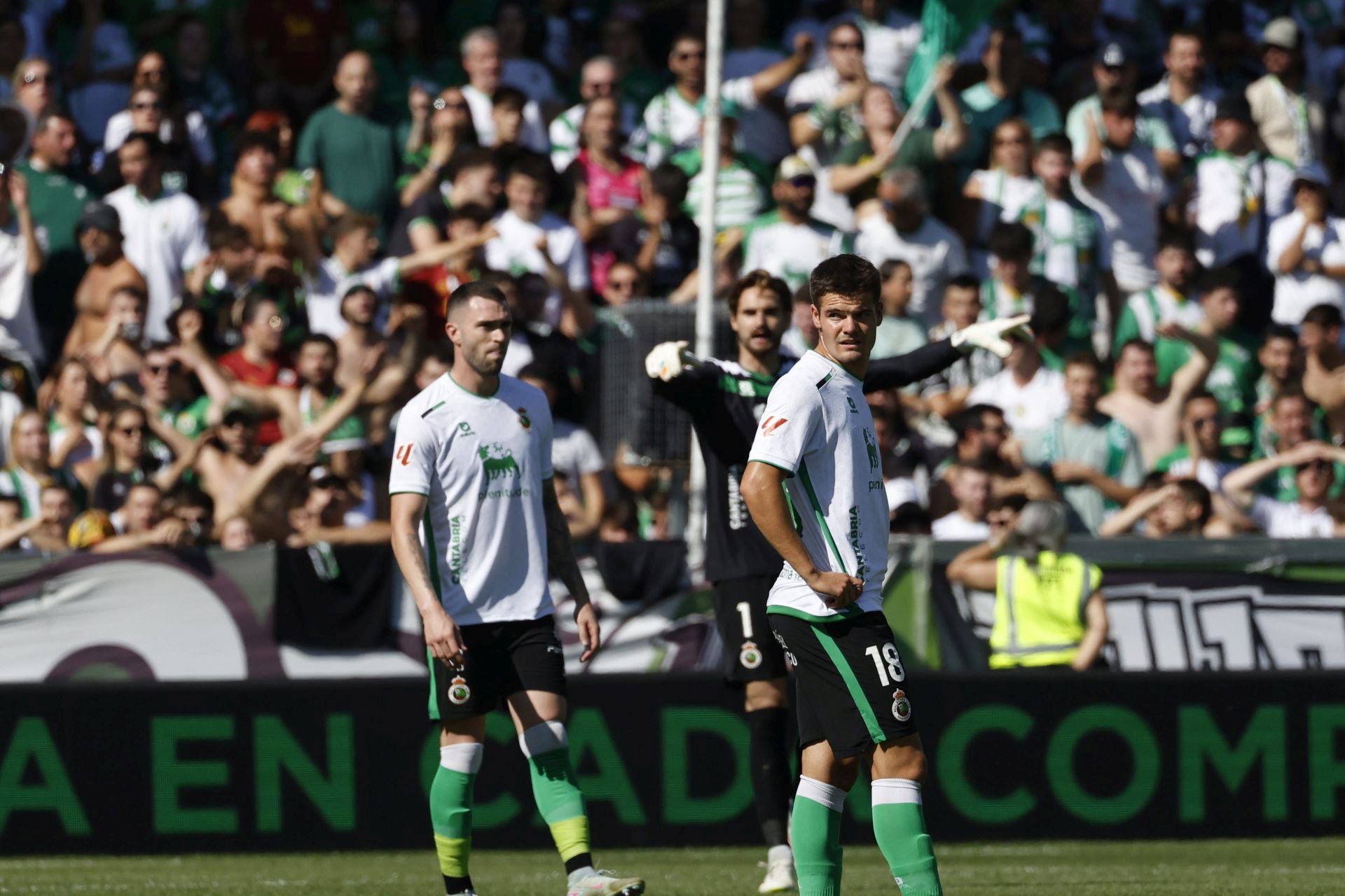 Manu Hernando, Ezkieta y Peio Canales, con caras largas tras encajar un gol de la Cultural Leonesa. 