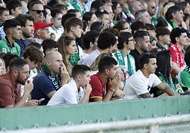 Caras largas en las gradas de los Campos de Sport.