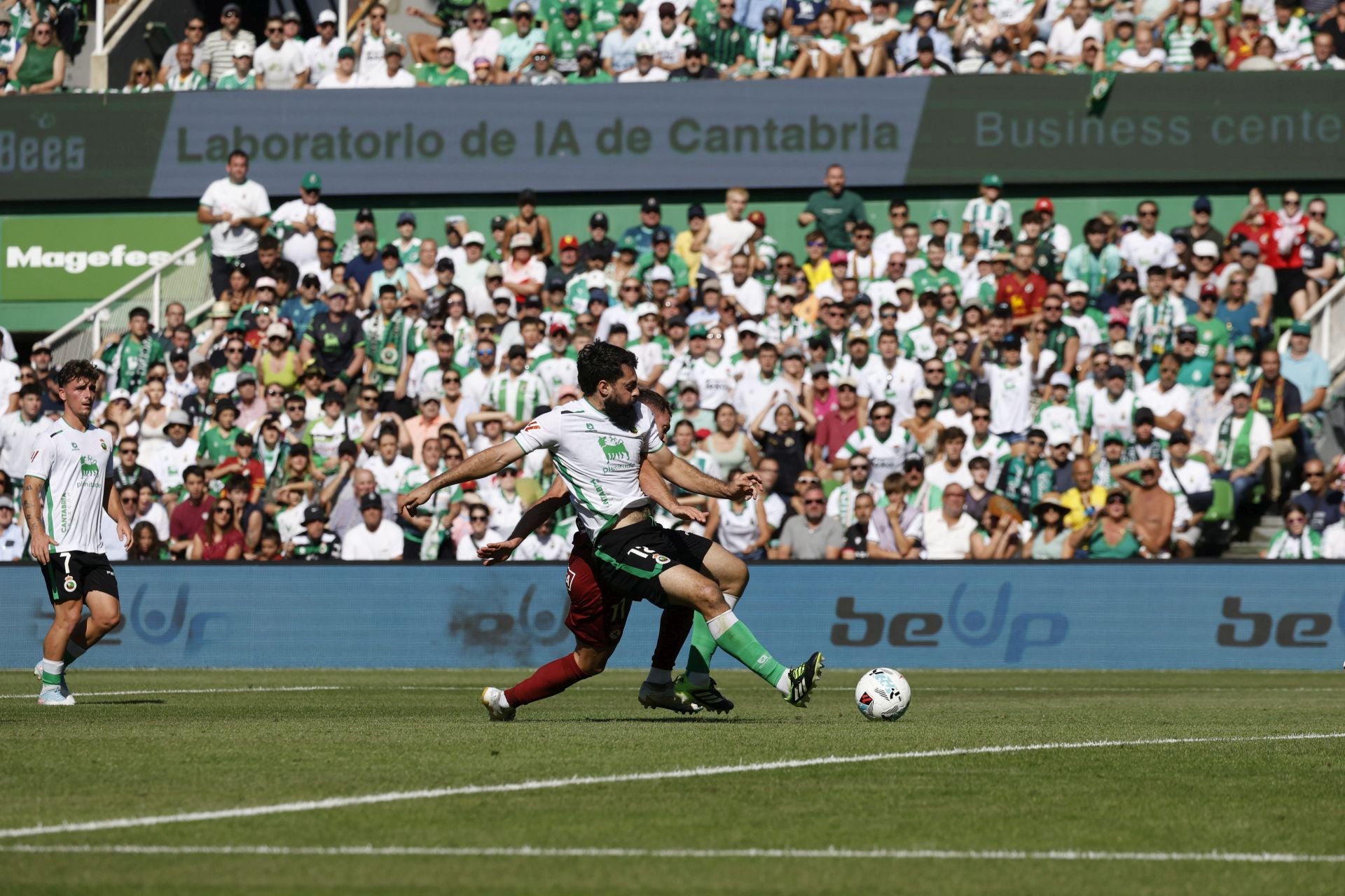 Villalibre trata de rematar, muy forzado, un pase al área de Íñigo Vicente. 
