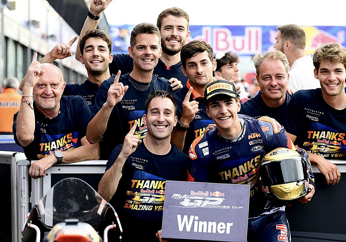 Uriarte celebra el título con su equipo.