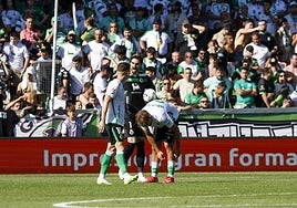 Íñigo Vicente, Jokin Ezkieta y Pablo Ramón, durante el partido del domingo ante la Culural Leonesa.