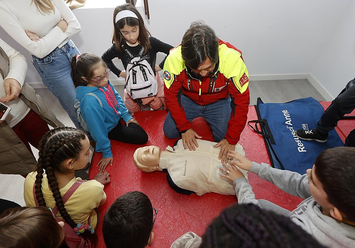 Un grupo de escolares participa en un taller de primeros auxilios, reanimación y emergencias.
