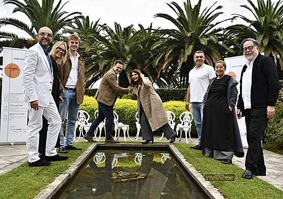 Foto de familia de la presentación de la Santander Slow Fashion 2025. De izquierda a derecha: José Luis Callejo, Pilar Pescador, Mauro Comín, Rosendo Ruiz, Claudia Arauz, Juan José González Higuera, María José Pereda De Castro y Miguel Rincón.