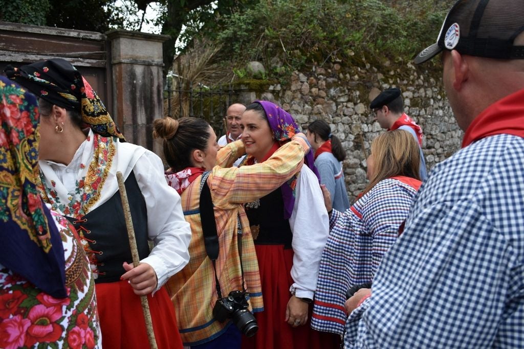 Últimos retoques al traje de la alcaldesa, Lorena Cueto, con el ex alcalde, Agustín Molleda, al fondo.