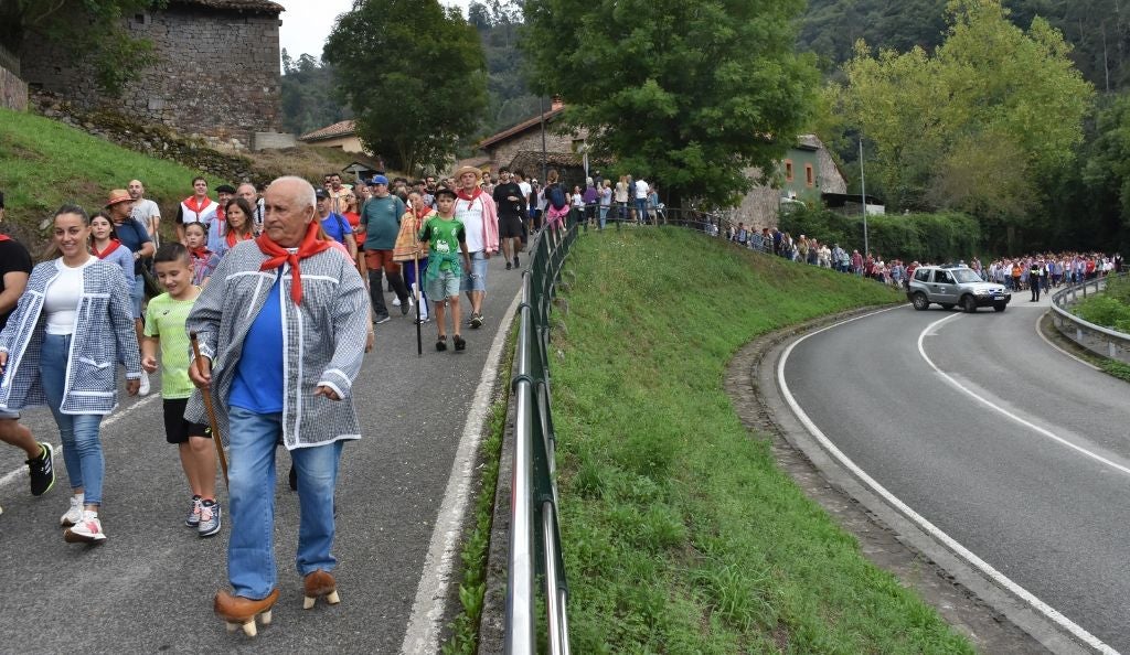 Los romeros ocuparon buena parte de la carretera en sus primeras paradas.