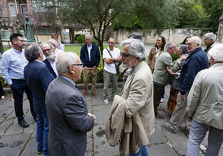 Algunos de los dirigentes socialistas este lunes en el funeral del exdelegado, entre ellos Javier Incera, Fernando Pérez, Mario García-Oliva, Miguel Ángel Palacio, José Guerrero y Maxi Valle.