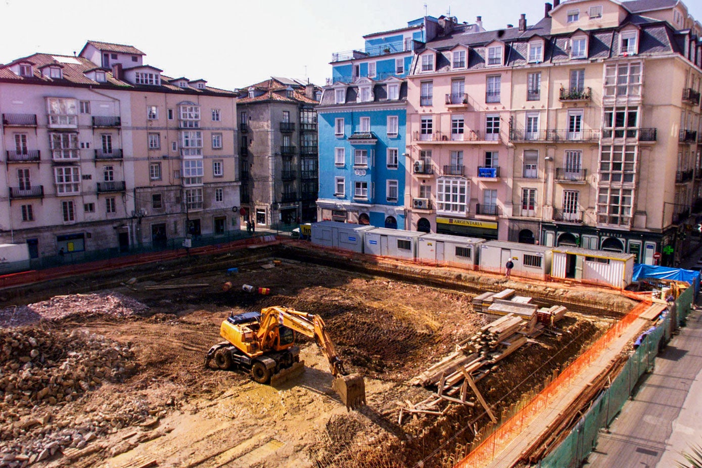 Los trabajos de reconstrucción del Mercado del Este, en marzo de 2002. 