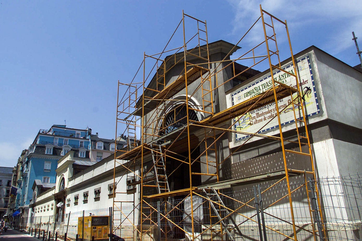 Los andamios cubren la fachada del nuevo edificio del Mercado del Este, con las obras ya a punto de finalizar. 