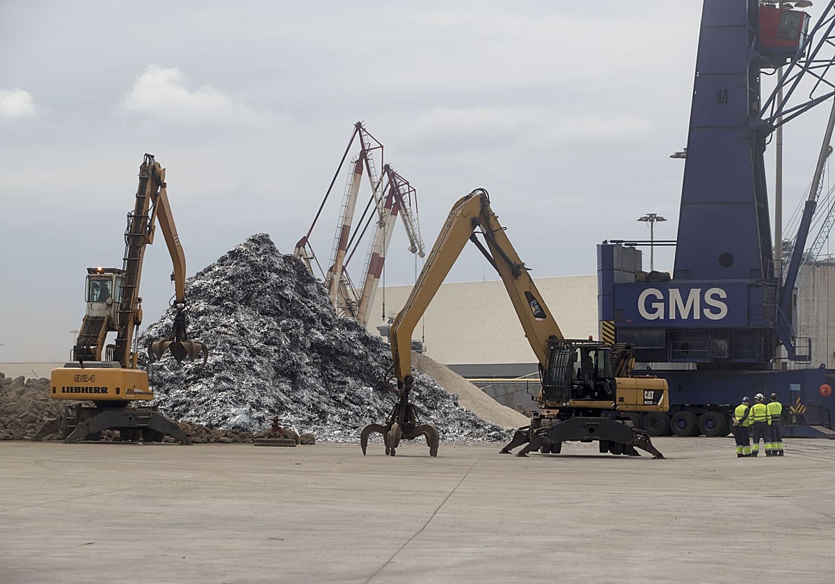 Actividad en los muelles del Puerto de Santander.