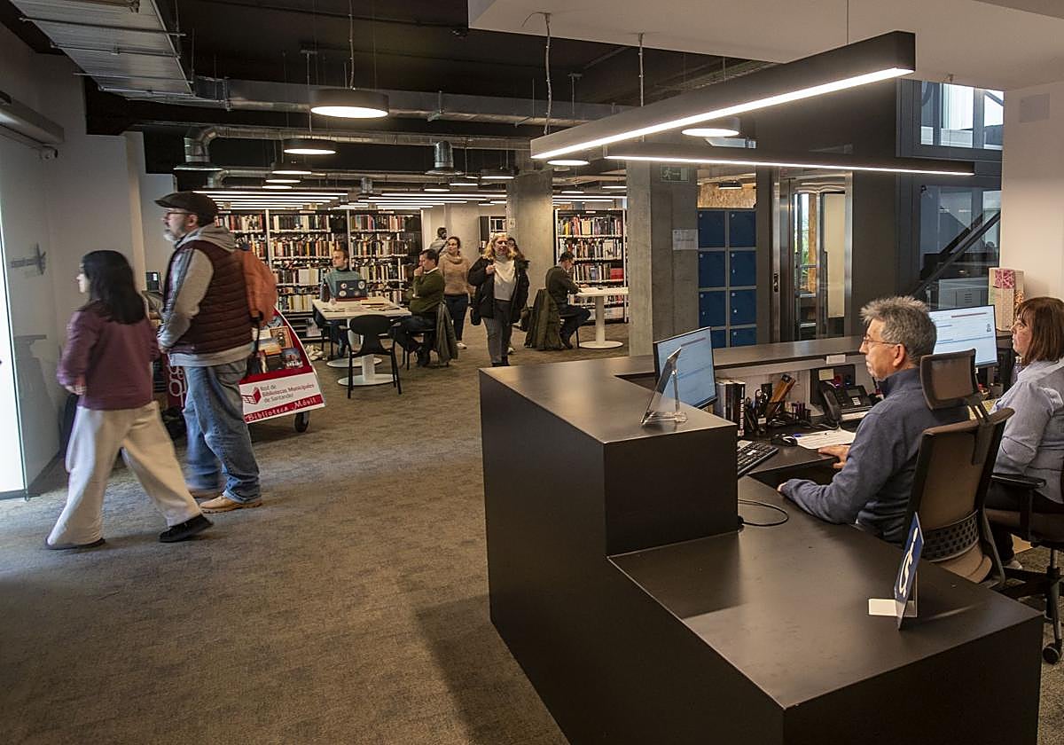 La biblioteca municipal de la calle Gravina, durante su inauguración tras la reforma que finalizó en 2025.