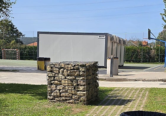 En la imagen, los cuatro barracones instalados en la pista polideportiva del centro.