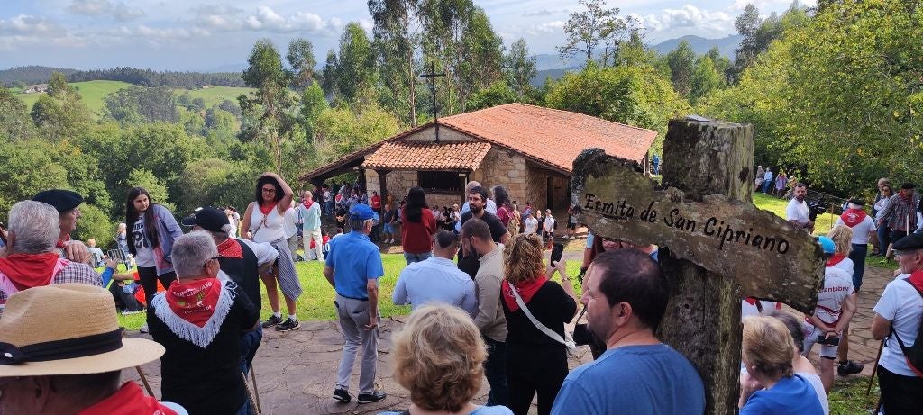 Eran muchos los romeros que esperaban al Santo en la ermita de la pradera alta.