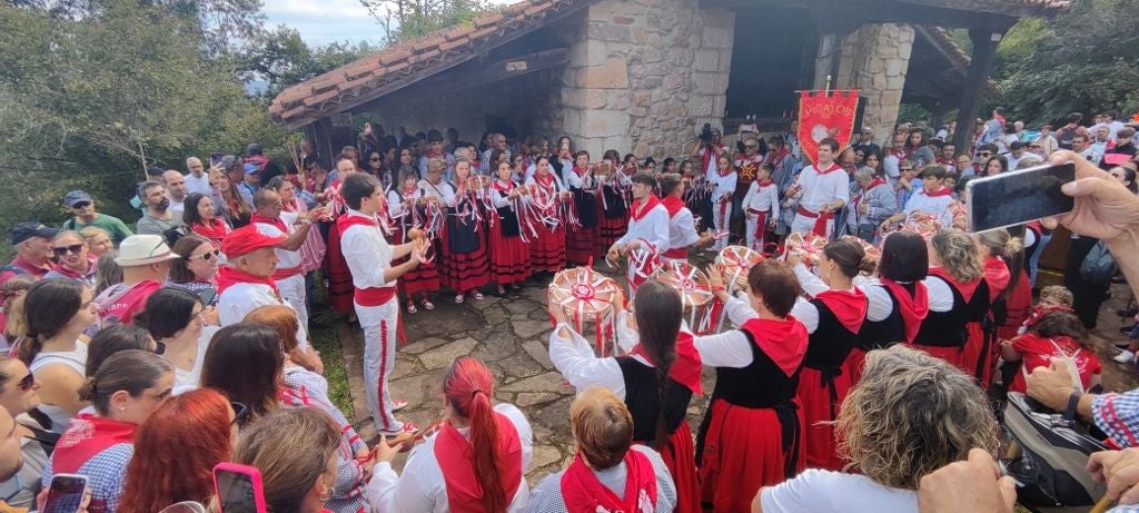 Había expectación en la pradera para disfrutar de los Picayos y su Baile al Santo.