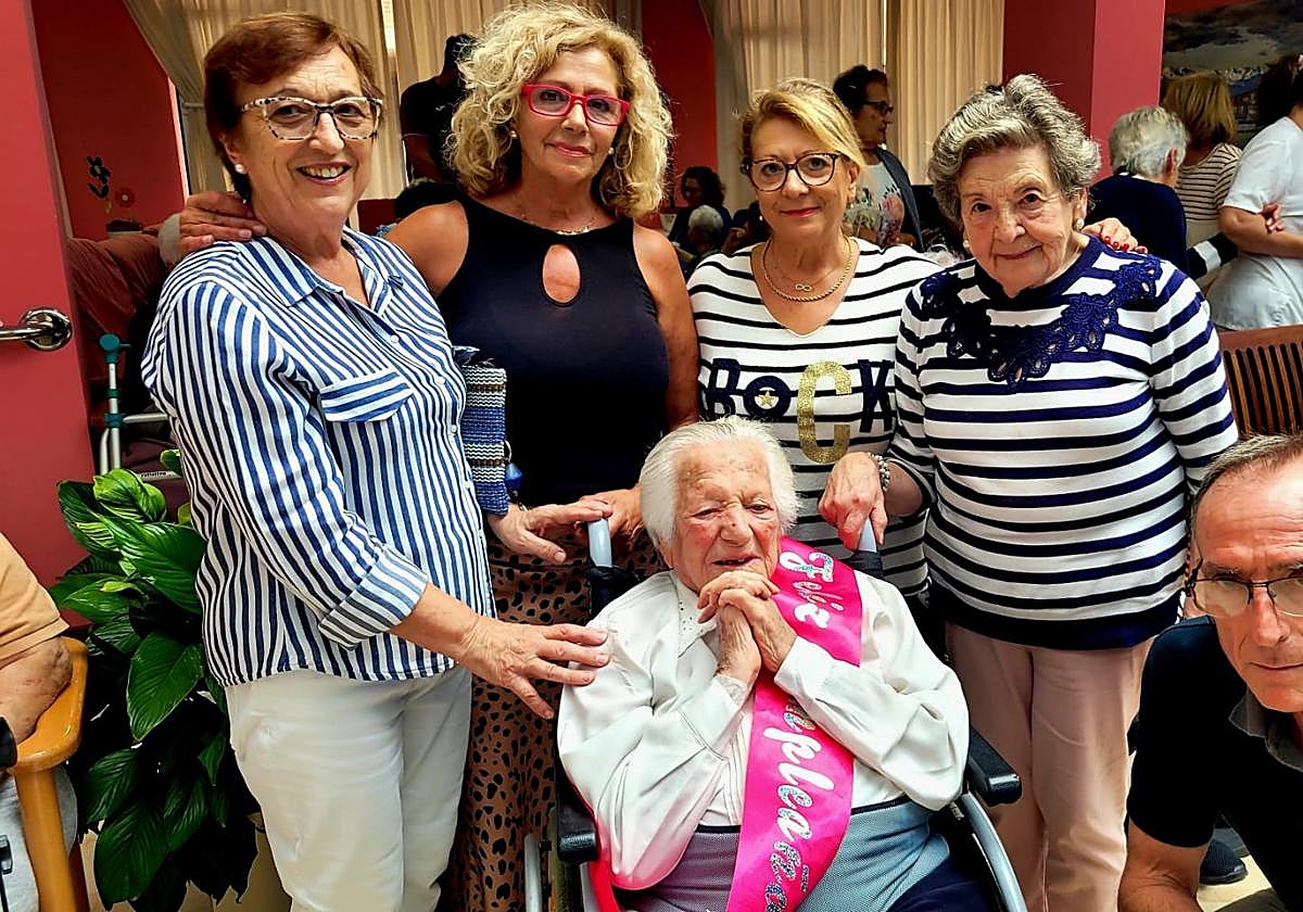 Celi, rodedada de familiares y amigos en su cumpleaños.