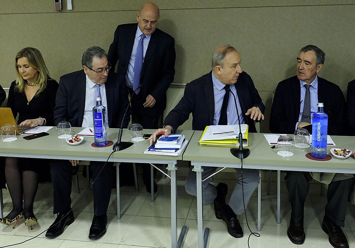 José María Castellano, primero por la derecha, en una Junta de Accionistas de Sniace en 2018, en Madrid.