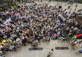 Concentración, el pasado agosto, de un millar ciudadanos en el Ayuntamiento de Santander en contra de la construcción del aparcamiento de autocaravanas frente al campo de Golf de Mataleñas.