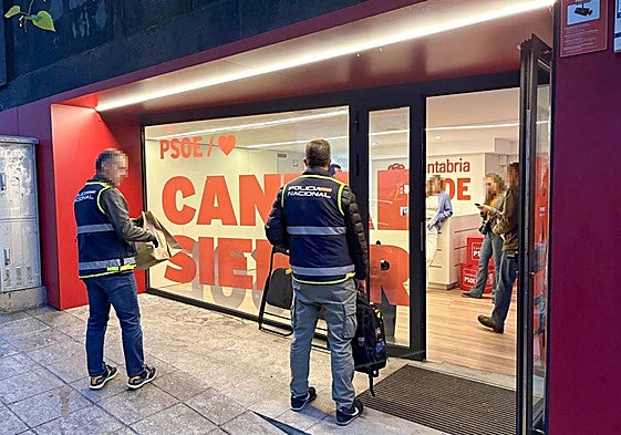 Agentes de la Policía, el día del suceso, en la sede del PSOE.