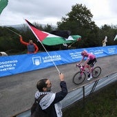 Banderas palestinas durante la etapa entre Laredo y Los Corrales de Buelna.