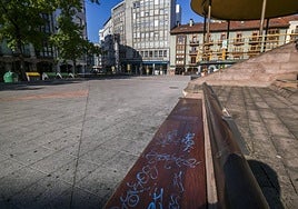 Estado actual de la Plaza Mayor de Torrelavega, con pintadas incluso en los bancos de madera.