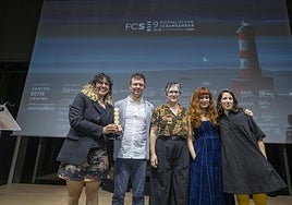 Mariel Escobar, con el Faro de Oro, Javier Porta, Nahikari Ipiña, Itsaso Arana y Florencia Paz Domínguez.