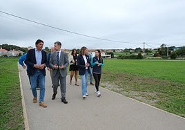 Las autoridades recorren la nueva pista de atletismo.