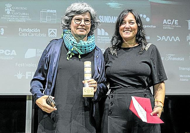 Marcia Faria recogió de manos de la concejala Noemí Méndez el Faro de Plata Premio del Público.