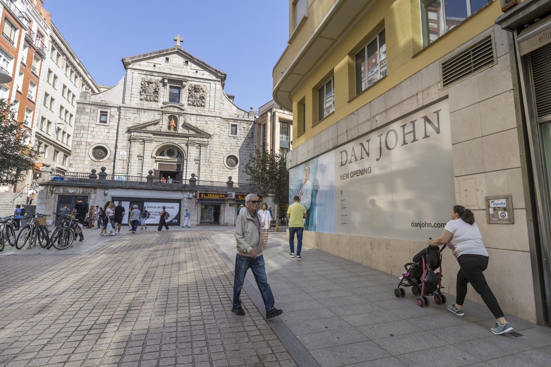 La esquina de la calle Juan de Herrera, ayer, donde abrirá Dan John. Justo enfrente se instalará una chocolatería gallega.