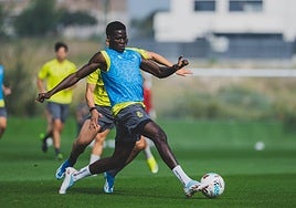 Maguette Gueye controla el balón durante la sesión de este jueves.