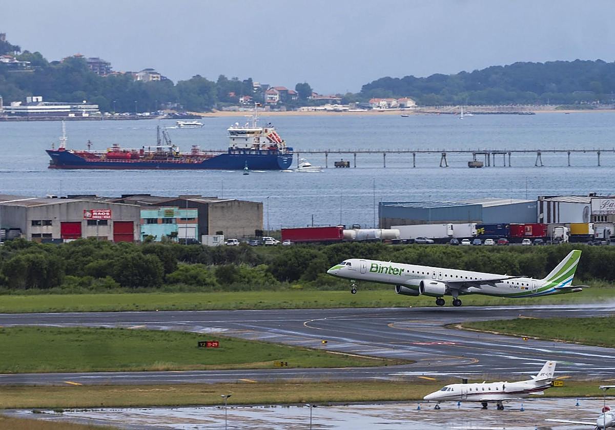 Un avión de Binter en el momento de despegar del Seve Ballesteros